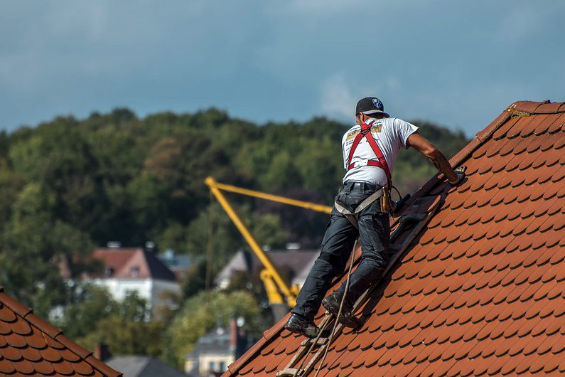 Choosing a New Career Path: What Does a Roofer Do and What’s the Average Salary You Can Expect in This Line of Business?
