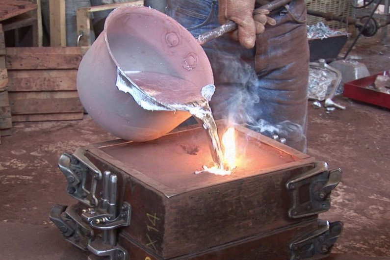 Aluminum casting using sand mold